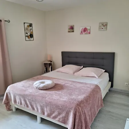 Au Calme Avec Parking Privé Hébergement de vacances