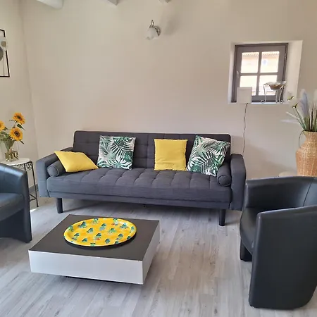 Au Calme Avec Parking Privé Hébergement de vacances